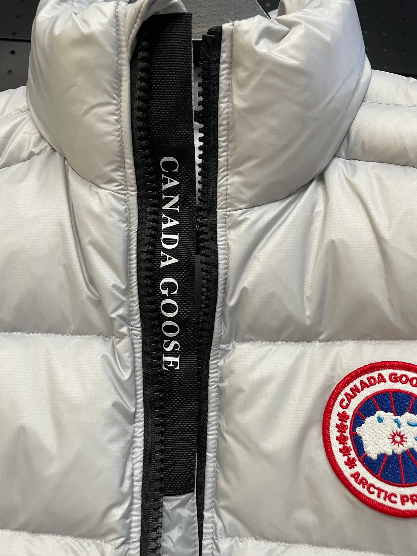 P560 Canadian brand CanadaGoose men's and women's CROFTON lightweight down vest 2229M DWR water-repellent treatment WindWall windproof fabric 700 fleece filling original mold opening details one to one production The upper body effect is stunning Exclusively available on the Xiaohongshu purchasing platform The highest version on the market Size: XS S M L XL XXL